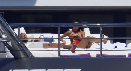 Victoria Beckham muestra su escultural figura en traje de baño rojo mientras visita Saint-Tropez