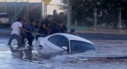 Video: Rescatan a mujer atrapada en su auto segundos antes de que se hundiera en un socavón