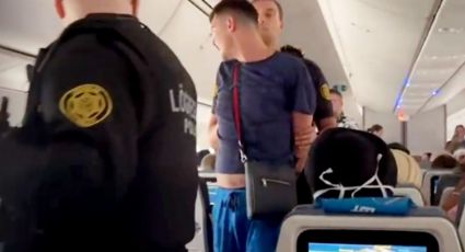 Por no darle alcohol, pasajero trata de abrir puerta de avión; lo obliga a aterrizar de emergencia