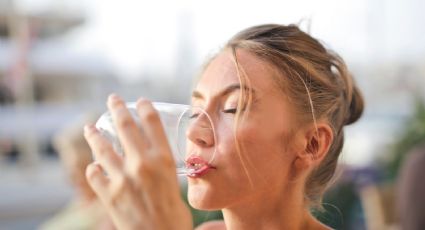 ¿Estás tomando suficiente agua? Así puedes saber si tu cuerpo está bien hidratado