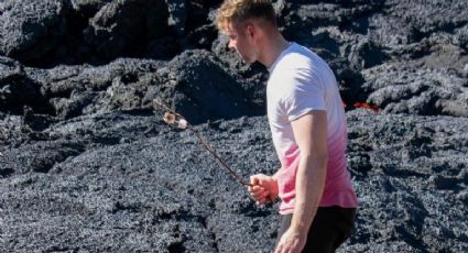 ¡Sin miedo a nada! Captan a turista asando bombones en medio de la erupción de un volcán