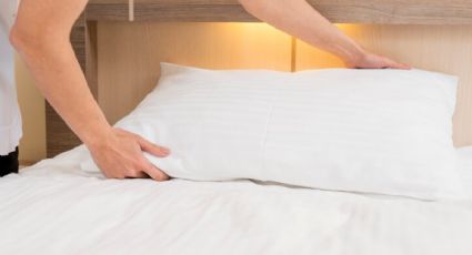 ¿Cómo limpiar las almohadas en seco SIN mojarlas? Estos 2 ingredientes las dejan muy BLANCAS