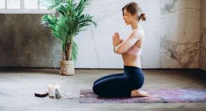 La postura de yoga que equivale a 4 horas de sueño seguidas; ¡por si tienes insomnio!