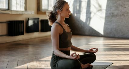 Las cinco posturas de yoga para reducir la inflamación abdominal y reducir la hinchazón del sistema digestivo