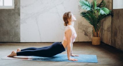 Elimina las alas de murciélago en cinco minutos con estas posturas de YOGA y sin pesas